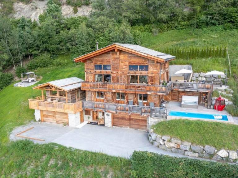 Fully equipped big vacation home with patio, sauna & grill | Mountain view | Pets allowed — photo 3