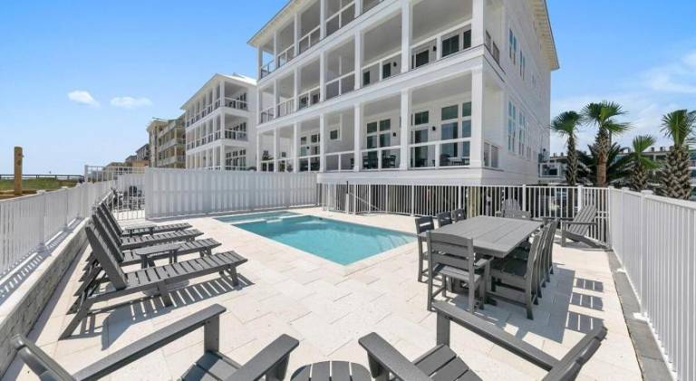 Big vacation home with pool | Beach nearby | Pets allowed in Fort Walton Beach, FL