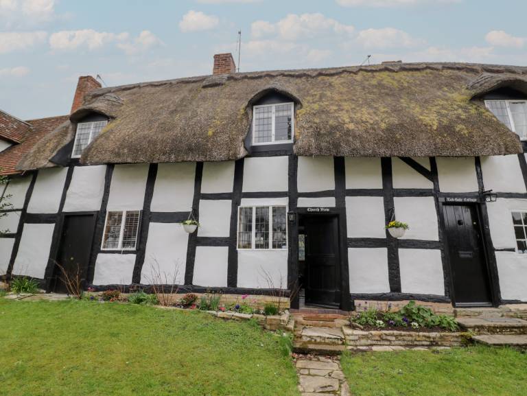 Children-friendly cottage with garden & hot tub | Pets are welcome in Warwick