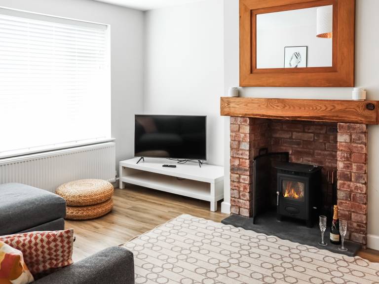 Family-friendly lovely cottage with hot tub & yard | Pet-friendly — photo 3