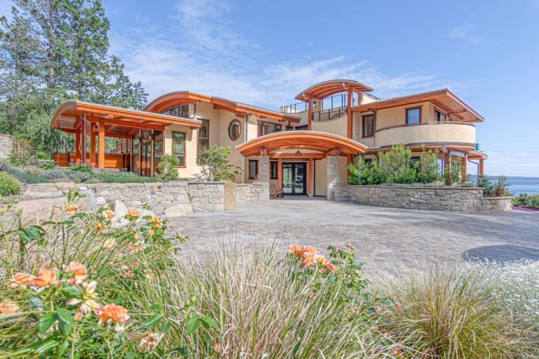 Resort Mayne Island