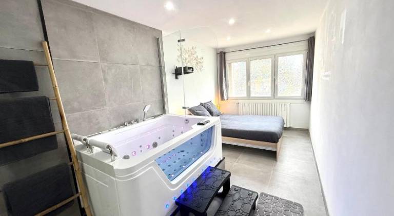 "RELAX SPA Publier" cinema balneo "Maison de village" in Thonon-les-Bains