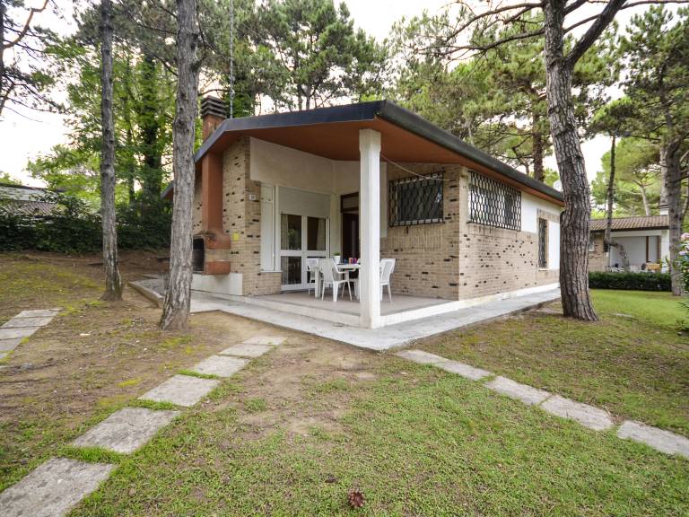 Vacation home with grill, garden & patio | Beach nearby | Pets allowed — photo 4