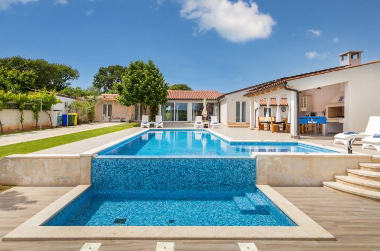 Family-oriented nice villa with yard, private pool & BBQ | Pet-friendly — photo 2