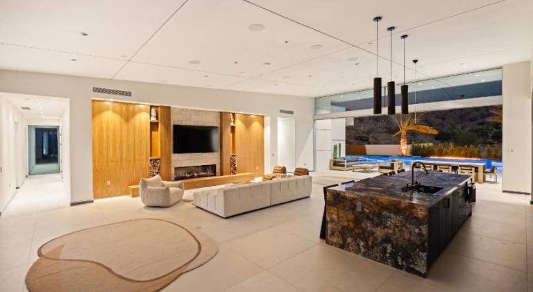 Vacation home with hot tub & pool — photo 3