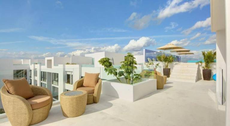 Rental apartment with yard, patio & pool — photo 5