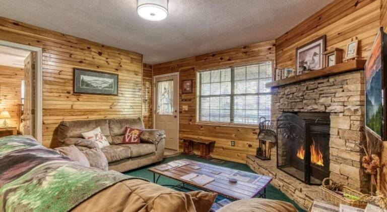 Beautiful vacation home with hot tub | Pet-friendly — photo 2