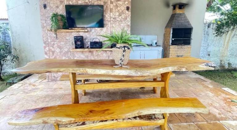 Ample vacation home with pool, BBQ & yard | Pets allowed — photo 3