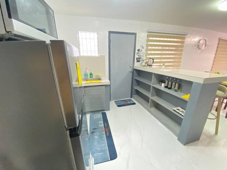 Cozy 2BR Bungalow Near Clark AirportNetflix WiFi — photo 4
