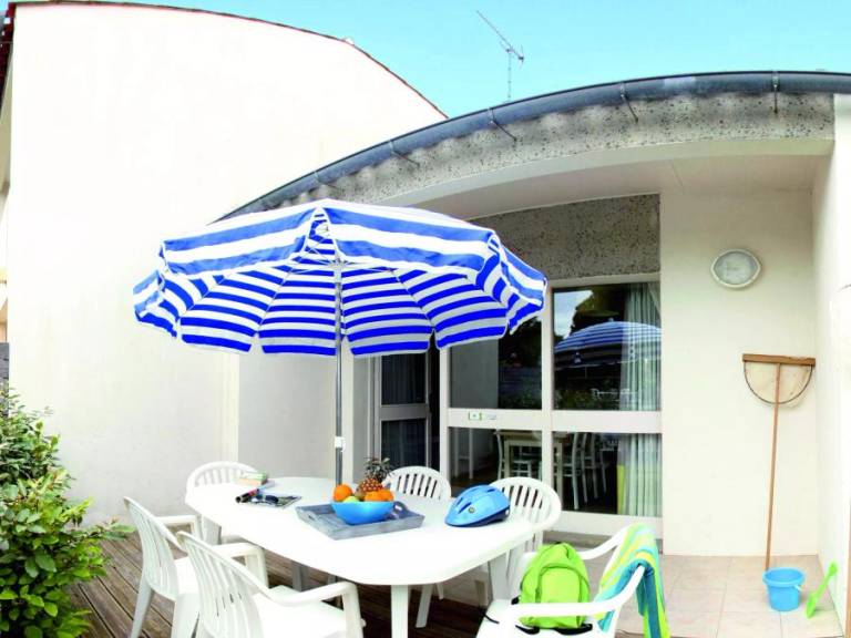 Apartment with patio — photo 4