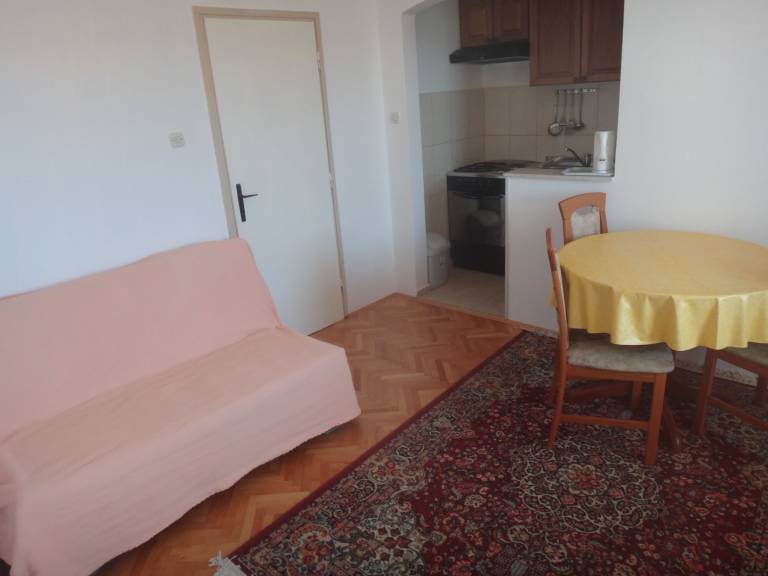 Holiday apartment with BBQ, patio & garden — photo 2