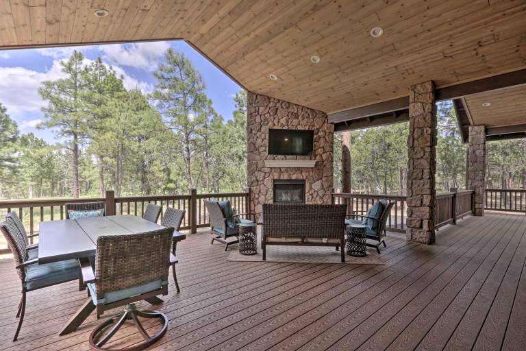 Stylish Home w/ Expansive Deck in Show Low! — photo 2