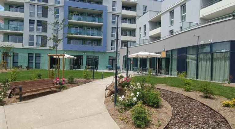 Pleasant serviced apartment with pool, patio & yard | Pet-friendly — photo 4