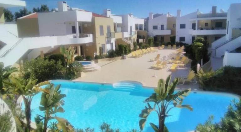 Fully equipped rental apartment with garden, patio & jacuzzi | Next to the beach | Pet-friendly in Portimão