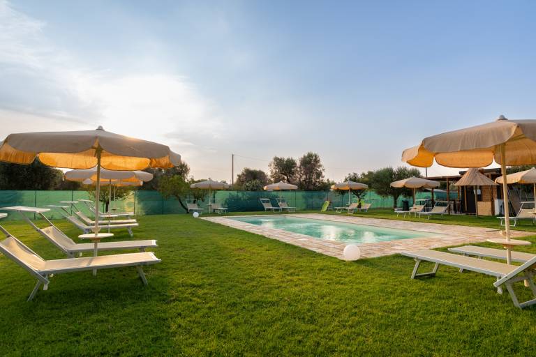 Apartment with yard & pool | Garden view — photo 3