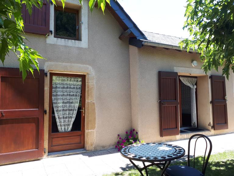 Gite with barbeque, yard & terrace | River view — photo 2