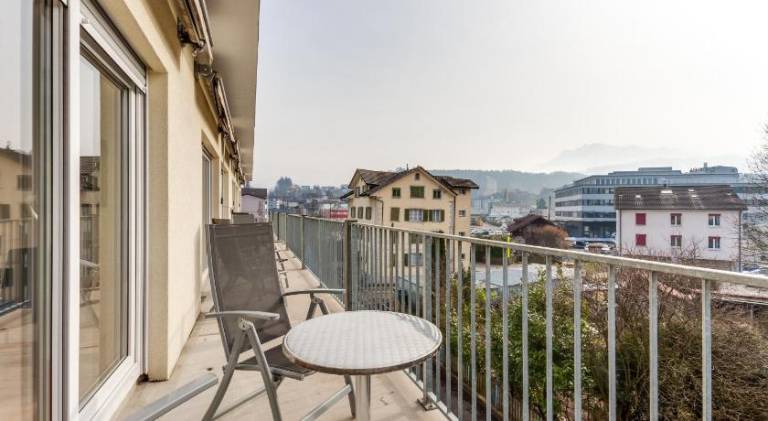 Serviced apartment with patio — photo 3