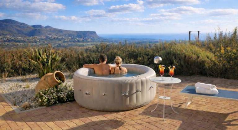 Villa with yard, barbecue & private pool | Pets allowed — photo 3