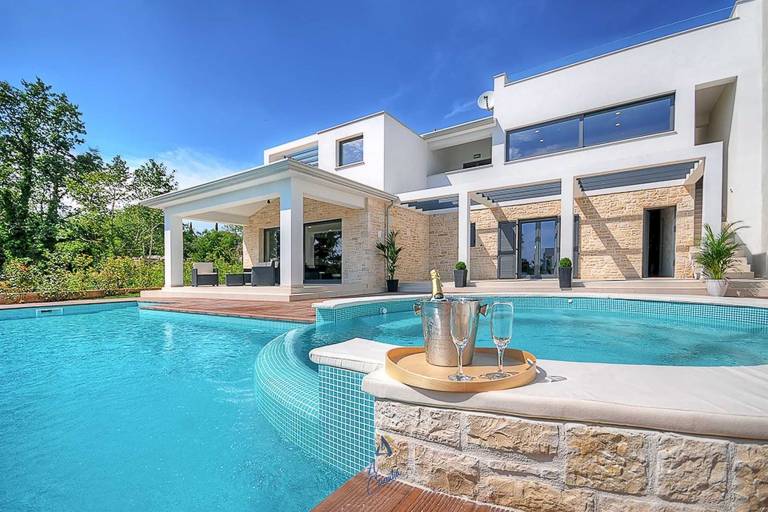 Luxury 5-BR villa with double pool and rooftop jacuzzi — photo 2
