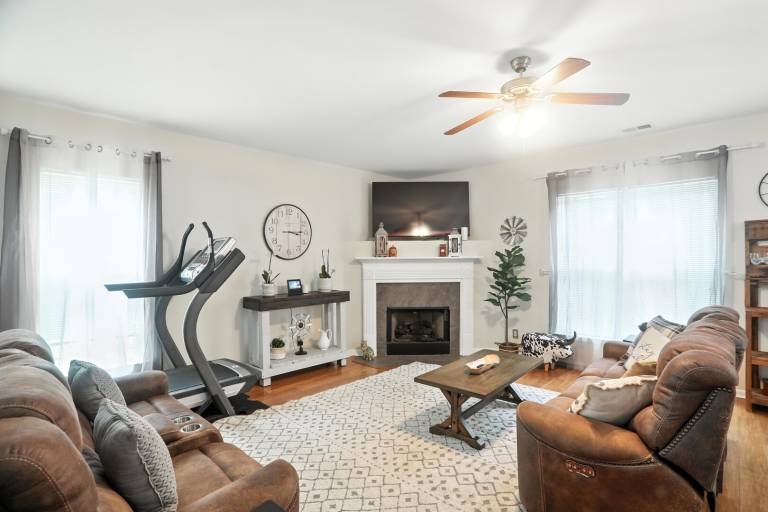 Child-friendly vacation home with private pool, terrace & yard | Pet-friendly — photo 3