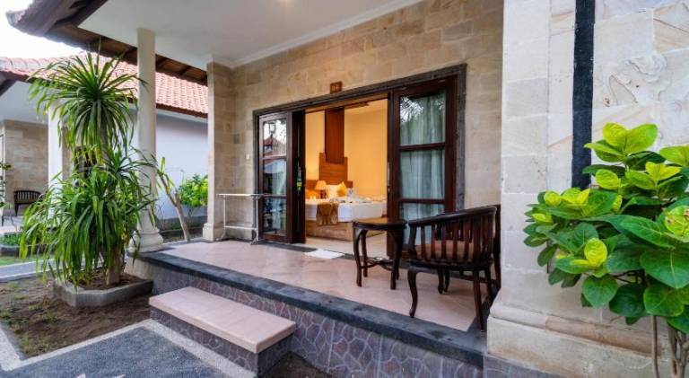 Serviced apartment with terrace, pool & yard | Perfect for remote work — photo 3