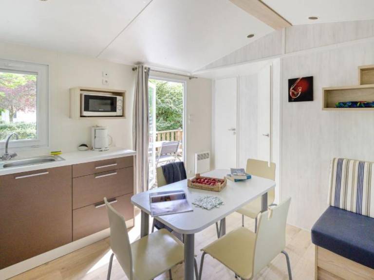 Family-oriented mobile home with patio & heated pool | Pets allowed — photo 5