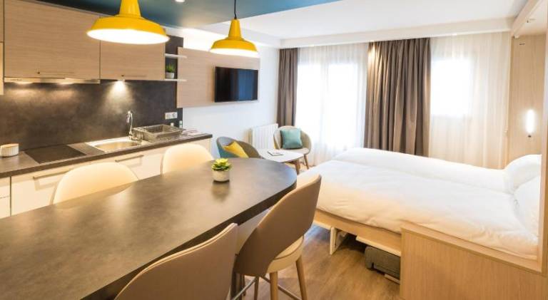 Serviced apartment with pool, yard & terrace — photo 3