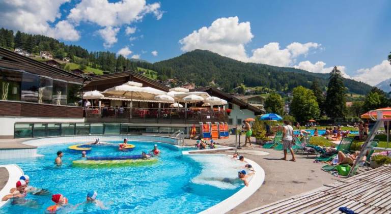 Serviced apartment with patio, jacuzzi & pool | Ski nearby | Pets are welcome — photo 3
