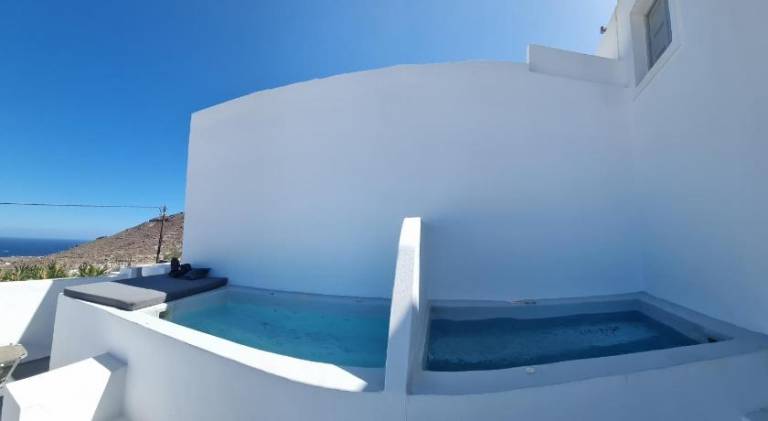 Serviced apartment with jacuzzi, pool & terrace | Pet-friendly in Santorini