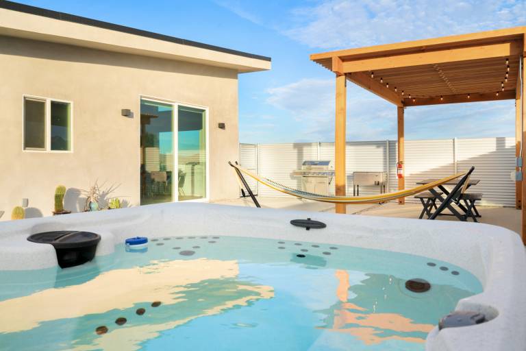 Sun Oro Joshua Tree - Hot Tub, BBQ, Fire Pit & Gameroom - A Private Desert Oasis — photo 3