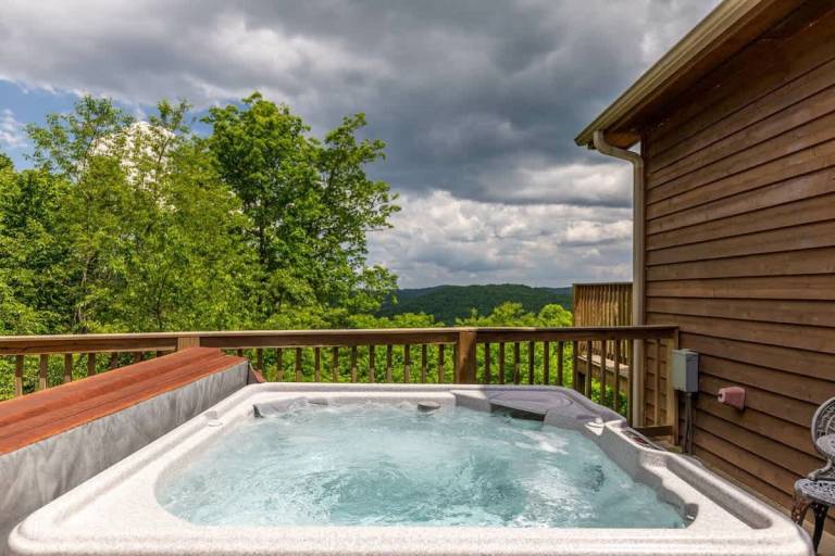 Family-friendly big vacation home with yard, barbecue & jacuzzi | Mountain view | Suitable for remote work | Pet-friendly — photo 2
