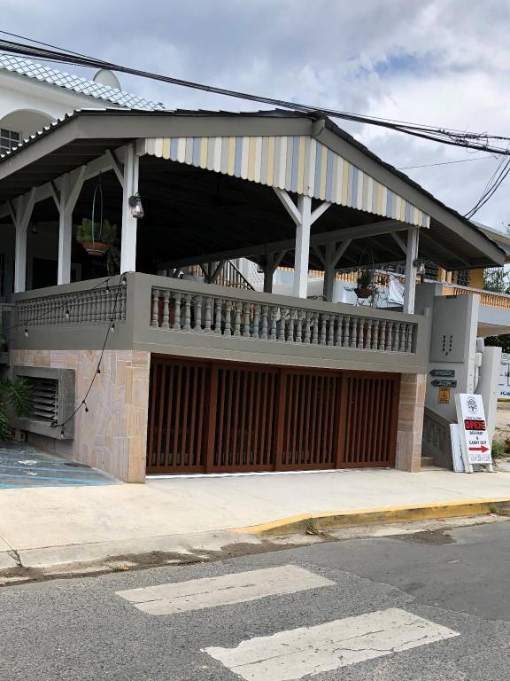 Lazy Parrot Inn — photo 3
