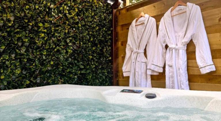 Danu 1A -Hot Tub-Perth-Pet Friendly-Luxury-Romantic — photo 2