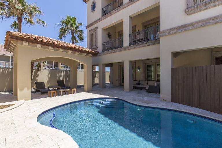 Vacation home with yard & pool — photo 4