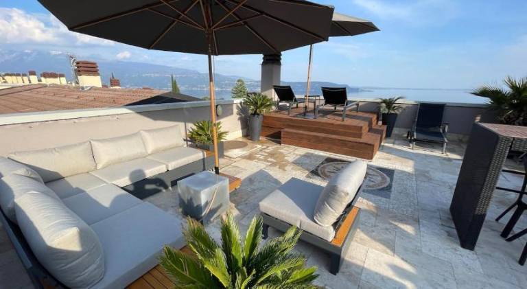 Rental apartment with garden, terrace & private pool in Gardone Riviera