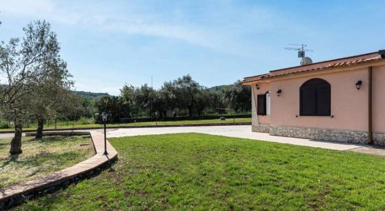 Villa with patio, grill & garden — photo 5