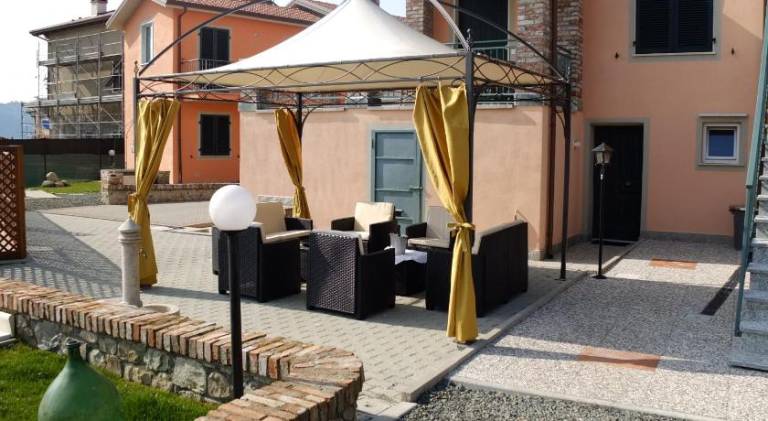 Holiday apartment with barbeque, terrace & yard — photo 5