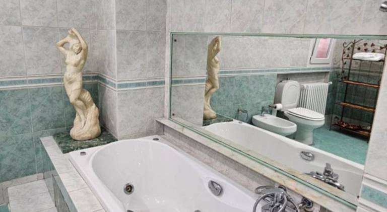 Apartment with jacuzzi — photo 3