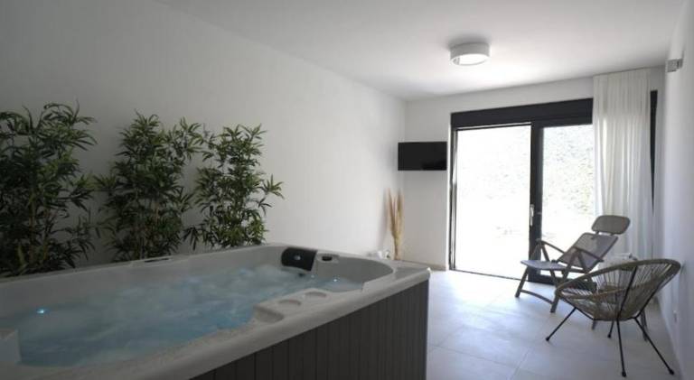 Villa with pool & hot tub — photo 5
