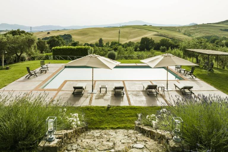 Villa with jacuzzi, private pool & yard — photo 4