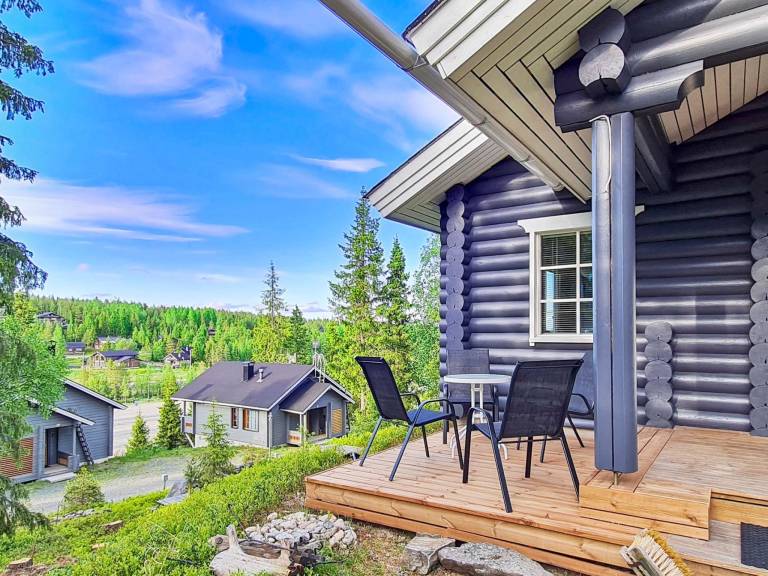 Vacation home with patio & sauna in Kuusamo