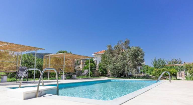Villa with BBQ, yard & private pool — photo 5