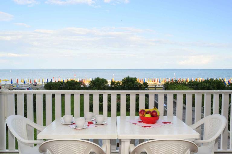 Holiday apartment with air conditioning and pool right by the sea — photo 3