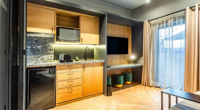 Serviced apartment with patio & yard | Pets allowed — photo 5