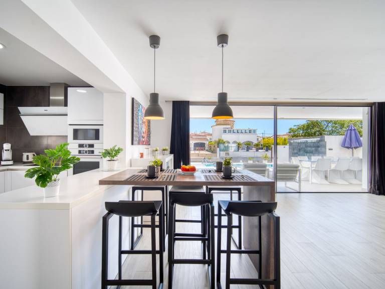 Fully equipped house with private pool, garden & BBQ | Perfect for remote work | Pets allowed — photo 3