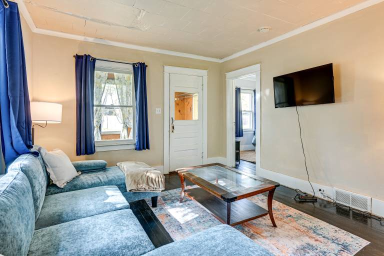 3 Mi to Dtwn Saginaw: Cozy Family Home w/ Yard! — photo 5