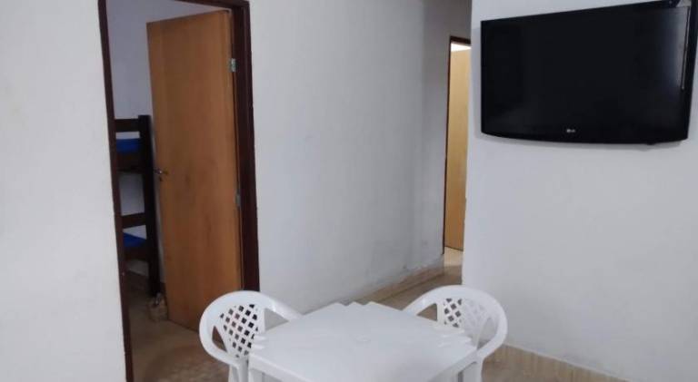 Casa 2 quartos e sala com cozinha e banheiro de FRENTE pro RIO em Caraguagautatuba Porto Novo 900 me in Caraguatatuba