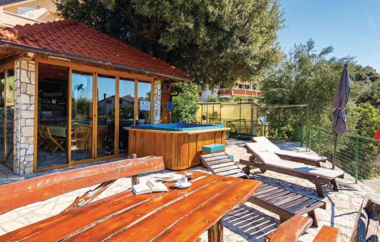Rental apartment with sauna, garden & hot tub — photo 4