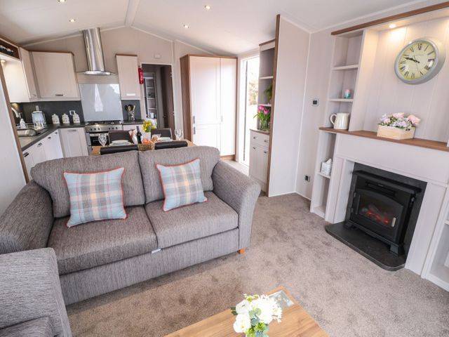 Cottage with hot tub & yard | Beach view — photo 5