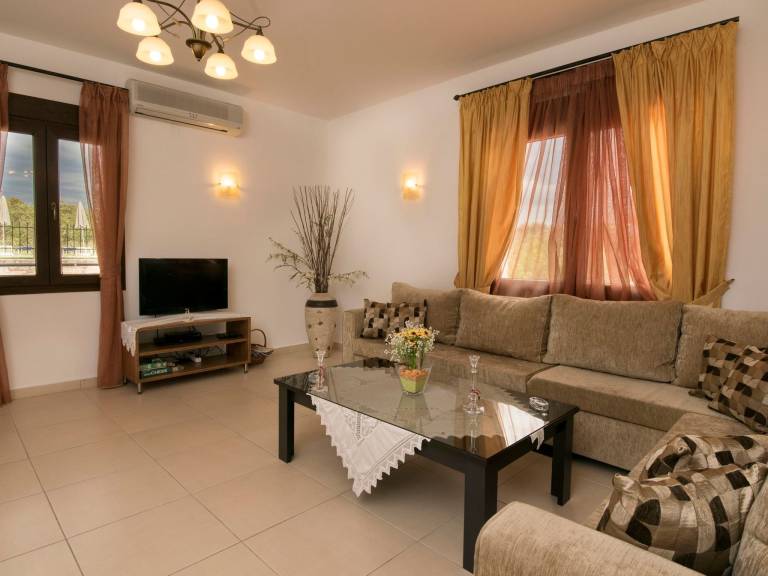 Child-friendly charming house with BBQ, private pool & terrace | Mountain view | Dogs allowed — photo 3